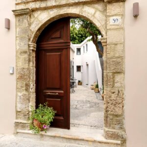 pilionas-outside-door